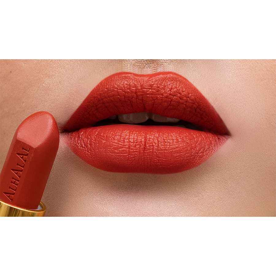 Rouge à lèvres velours DARK LIPSTICK d’Alhalal Cosmetics dans une teinte rouge chaude avec une texture veloutée