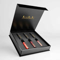 Coffret cadeau de rouge à lèvres Alhalal Cosmetics avec trois rouges à lèvres différents dans un emballage noir de luxe