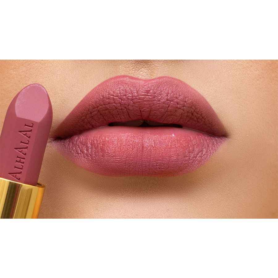 Rouge à lèvres velours d’Alhalal Cosmetics en rose pâle avec une texture OLD LIPSTICK