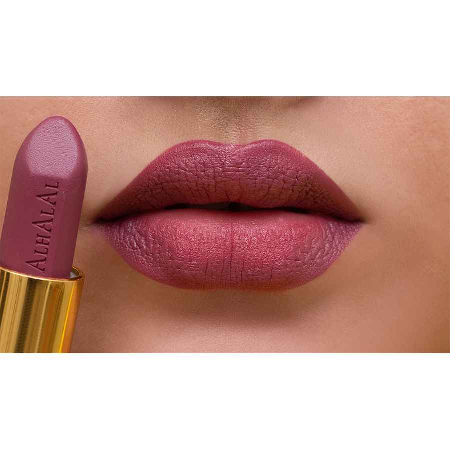 Alhalal Cosmetics ROUGE À LÈVRES BRUN VIOLET en velours sur un gros plan des lèvres et du rouge à lèvres