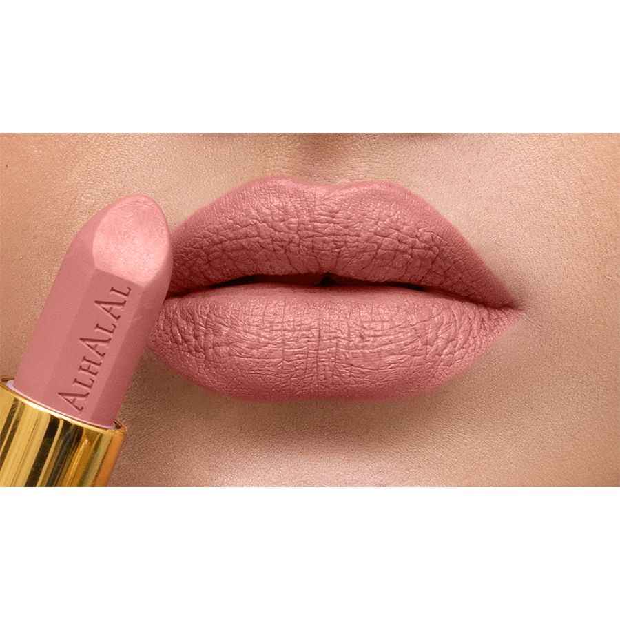 Rouge à lèvres velours Alhalal Cosmetics en rose doux sur les lèvres pour un LOOK ROSÉ À LÈVRES