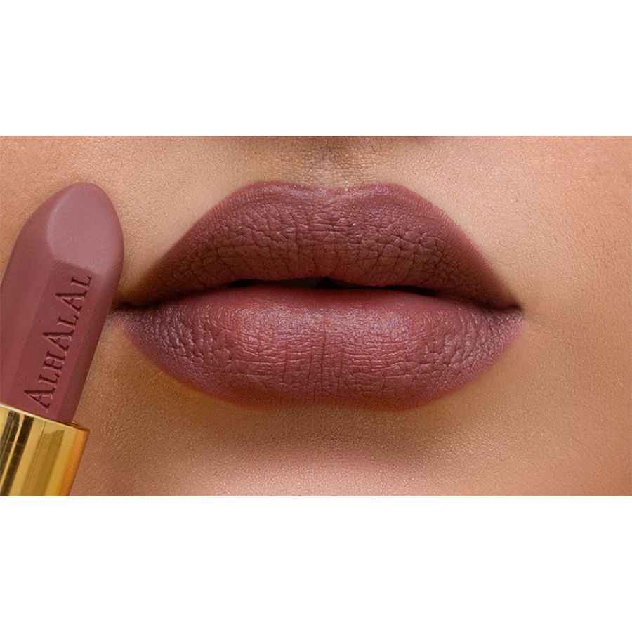 Alhalal Cosmetics PINK LIPSTICK appliqué sur des lèvres fournies avec un rouge à lèvres assorti