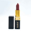 Rouge à lèvres rose d’Alhalal Cosmetics dans un étui noir et or pour une lèvre parfaitement colorée