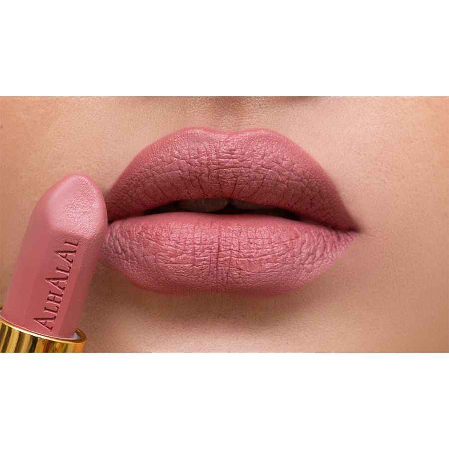 ROUGE À LÈVRES MARRON DOUX de Alhalal Cosmetics appliqué sur des lèvres pulpeuses près du rouge