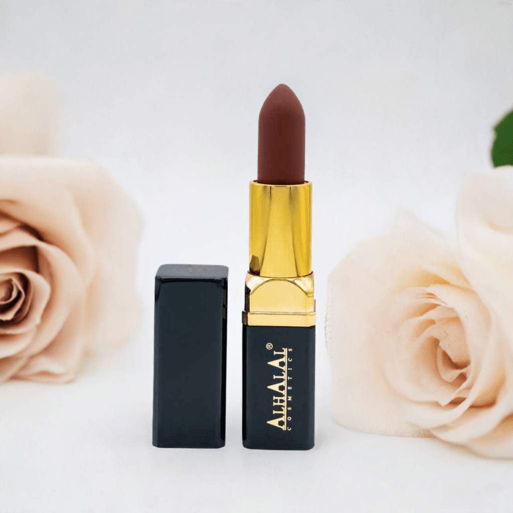 Rouge à lèvres velours Alhalal Cosmetics dans un étui luxueux noir et or avec une teinte brune douce
