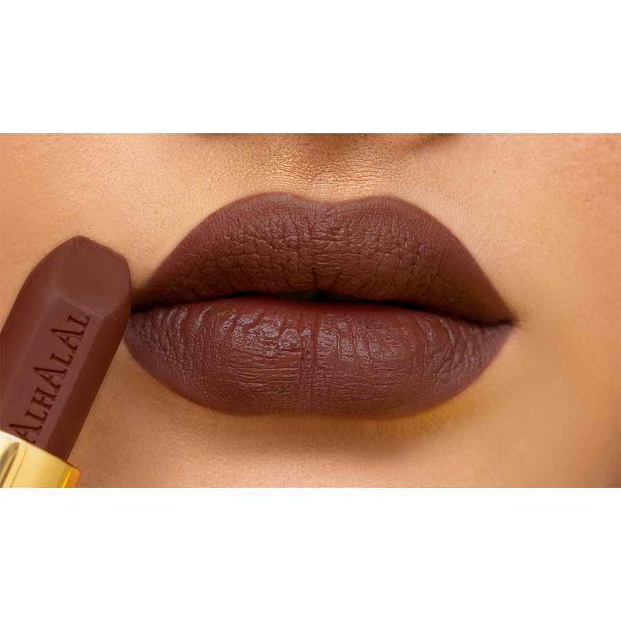 Alhalal Cosmetics VELVET LIPSTICK en marron foncé appliqué sur des lèvres fournies